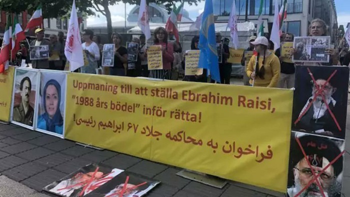 The protesters in Oslo denounced Raisi for his direct involvement in the massacre of over 30,000 political prisoners in the summer of 1988, the majority of whom were PMOI/MEK members and supporters.