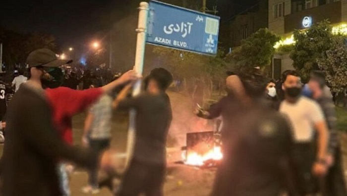 Protesters took to the streets in many cities across Iran, including many areas of the capital Tehran, on Monday, igniting a new spark in the country's ongoing anti-regime revolution.
