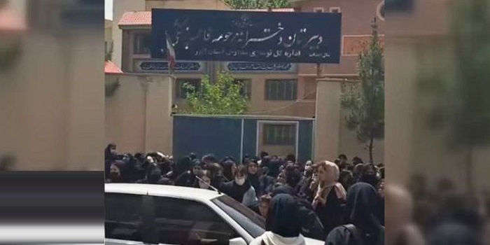 Following the attack on Elahieh School in Kermanshah, police forces threatened the students. At least 40 students from Jafari all-girls school in Kermanshah were hospitalized.