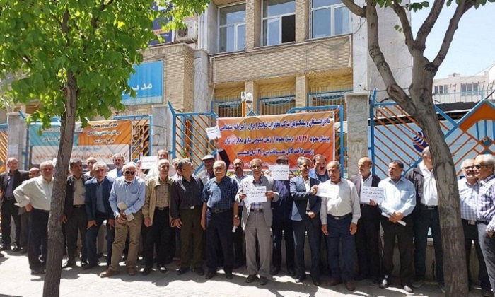 Large numbers of retirees and pensioners from Iran's telecom industry took to the streets on Monday, protesting their economic woes in over ten cities, including all provincial capitals.