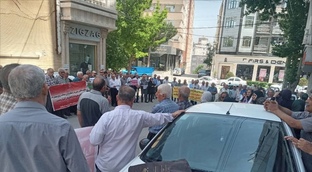 Thousands of retirees gathered before the Budget and Planning Organization in Tehran today, June 11, protesting low pensions and unmet basic needs.