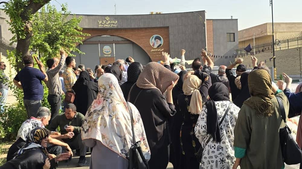 Iran witnessed a surge in protests and strikes as workers and residents across multiple regions demanded action on long-standing grievances, highlighting the widespread dissatisfaction with the régime’s handling of basic needs and labor rights.