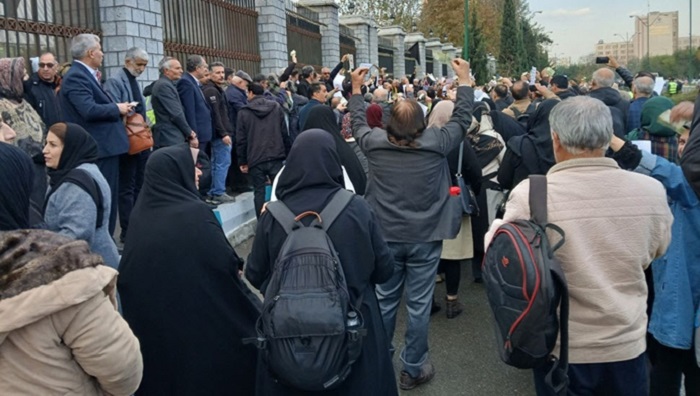 On November 20, Tehran witnessed a powerful demonstration as approximately 7,000 retired teachers gathered in front of the Iranian regime’s parliament to demand justice.