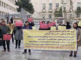 Tehran – Employees of local Justice Shares cooperatives protest outside the Ministry of Cooperatives on Saturday, January 25, 2025